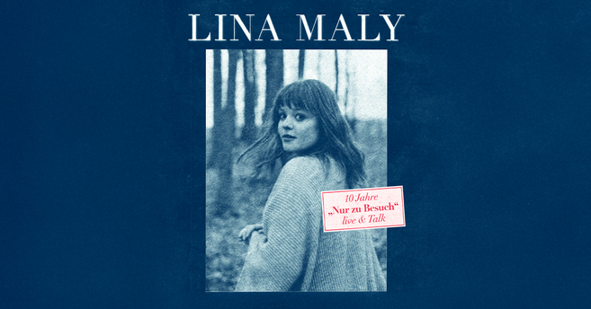 Ein Bild von Lina Maly in einem Wald, mit dem Text '10 Jahre Nur zu Besuch live & Talk'.
