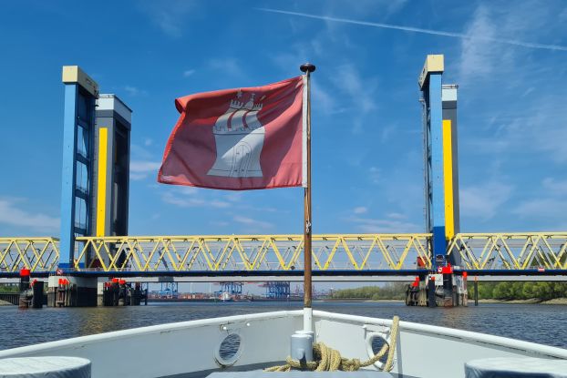Unterquerung aller Elbbrücken im Stadtgebiet, hier: Kattwykbrücken, © Maike Brunk