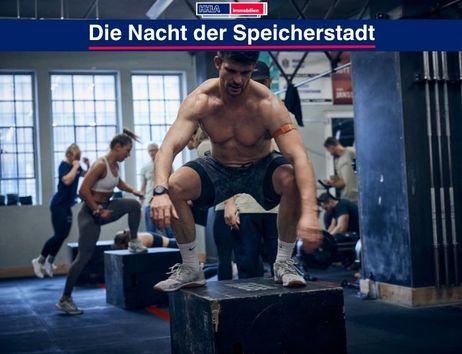 Menschen trainieren in einem Fitnessstudio mit Boxen und Gewichten.