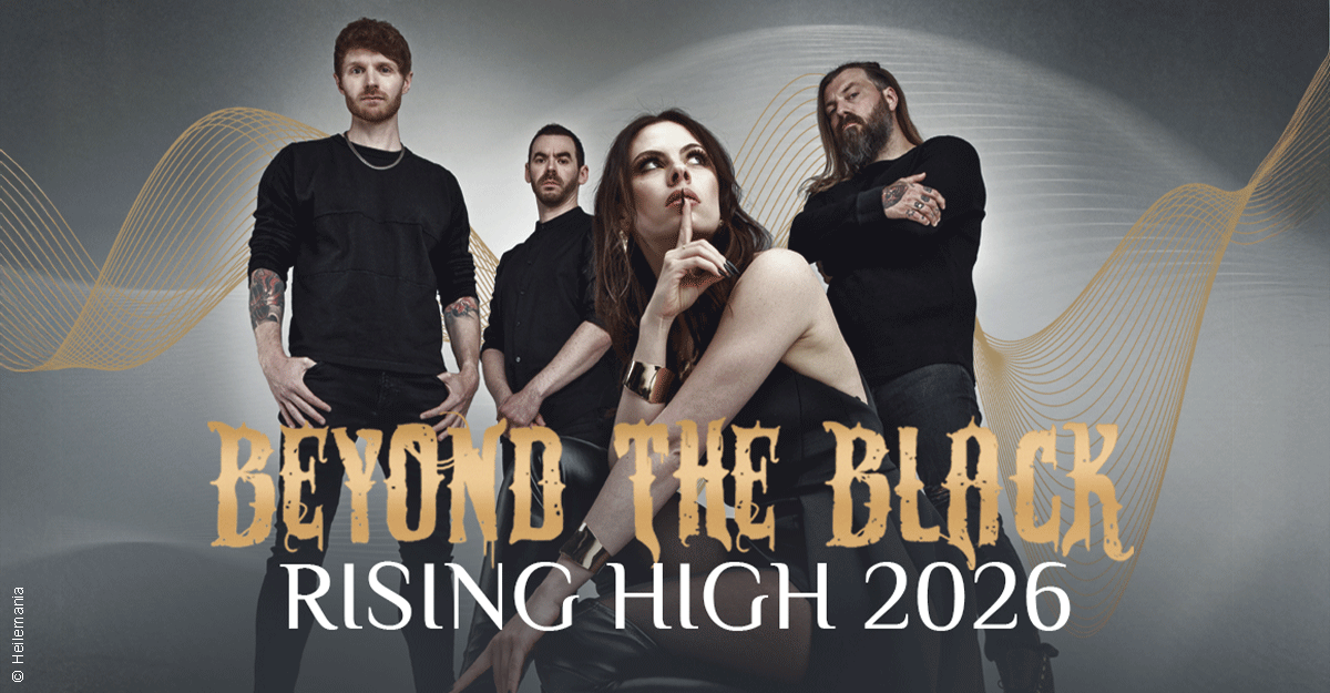 Band Beyond The Black posiert vor einem grauen Hintergrund mit dem Schriftzug 'Rising High 2026'.
