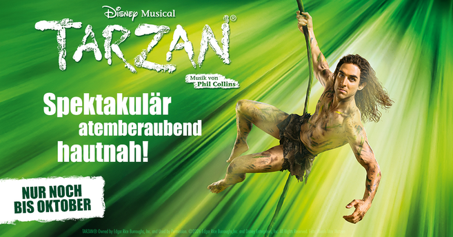 Werbung für Disneys Musical Tarzan mit einem Darsteller, der an einem Seil schwingt.
