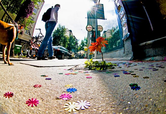 Bürgersteig Lange Reihe im Hamburger Stadttteil St. Georg.  Mit Blumen, Hund und Spaziergängerin