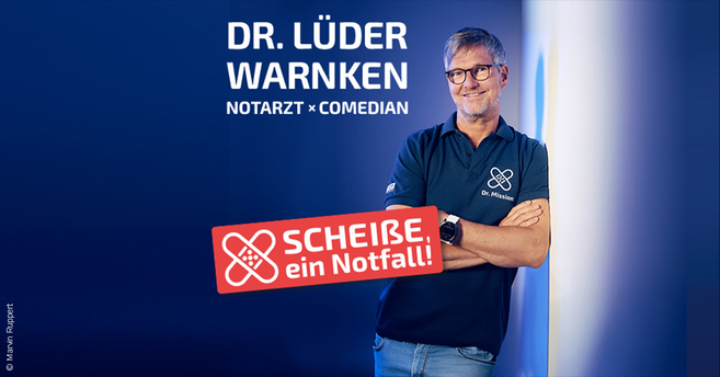 Dr. Lüder Warnken in einem blauen Polohemd mit verschränkten Armen vor einem blauen Hintergrund. Text: "Scheiße, ein Notfall!"