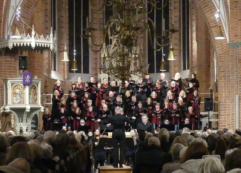 Chor singt in einer Kirche während eines Konzerts.
