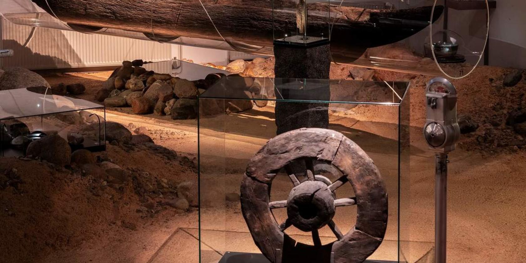 Archäologische Ausstellung, Wagenrad und Einbaum, © Archäologisches Museum Hamburg