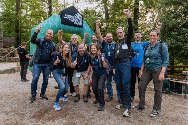 Ein Team im Ziel vom FirmenWanderTag
