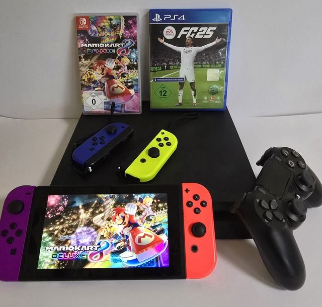Eine Nintendo Switch mit Mario Kart 8 Deluxe und eine PlayStation 4 mit FC 25 Spielhüllen und Controllern.
