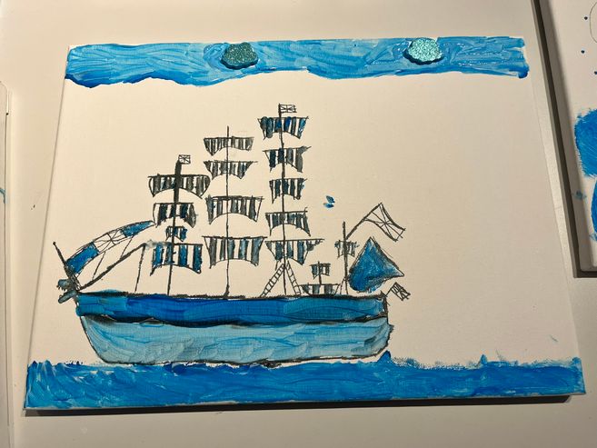 Gemälde eines Segelschiffs mit blauen und schwarzen Details auf weißem Hintergrund.