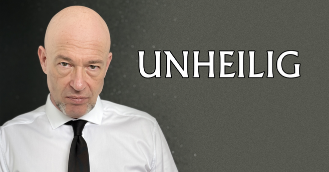 Ein Mann in Hemd und Krawatte vor einem grauen Hintergrund mit dem Schriftzug 'Unheilig'.