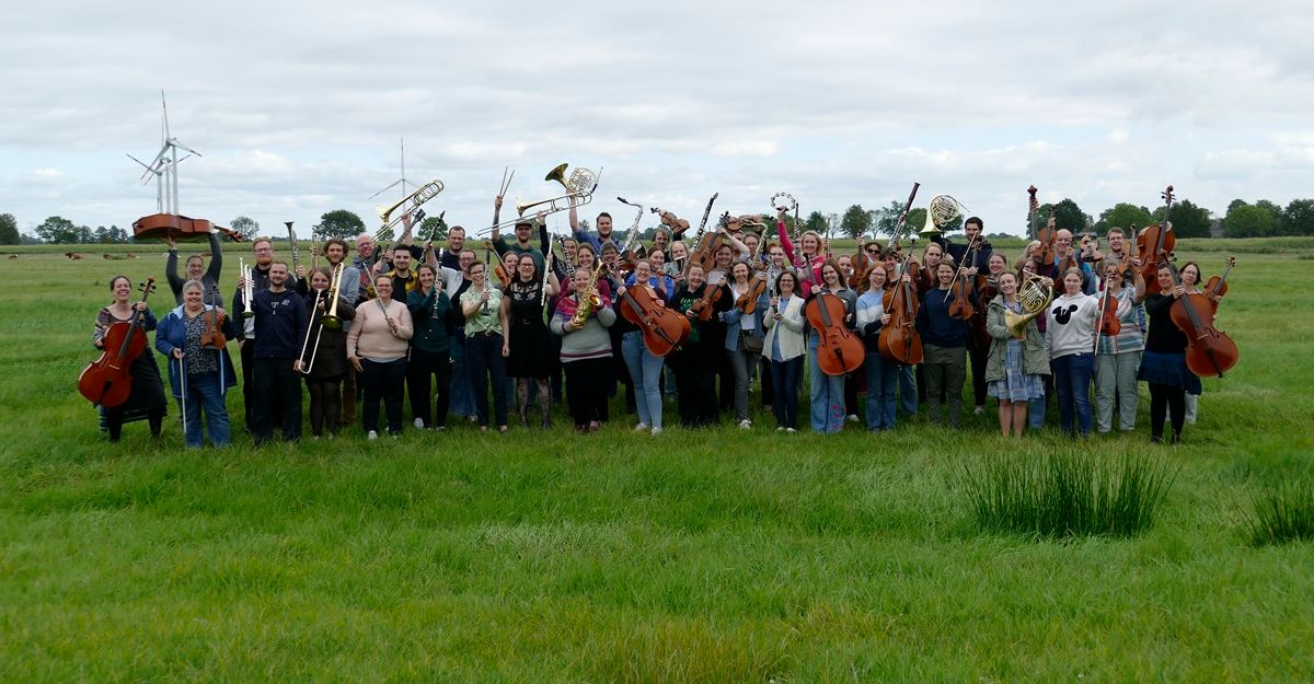 Das Norddeutsche Film-Orchester steht auf der Wiese und freut sich auf das nächste Konzert