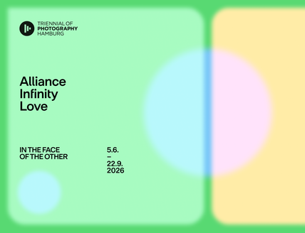 Grafik zur Triennale der Fotografie Hamburg 2026 mit den Worten 'Alliance Infinity Love'.