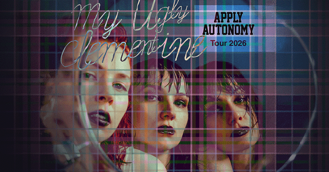 Drei Personen mit dunklem Lippenstift und nassem Haar vor einem karierten Hintergrund. Text: My Ugly Clementine - Apply Autonomy Tour 2026.