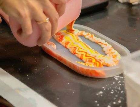 Jesmonite wird in Silikonformen gegossen. Kurs