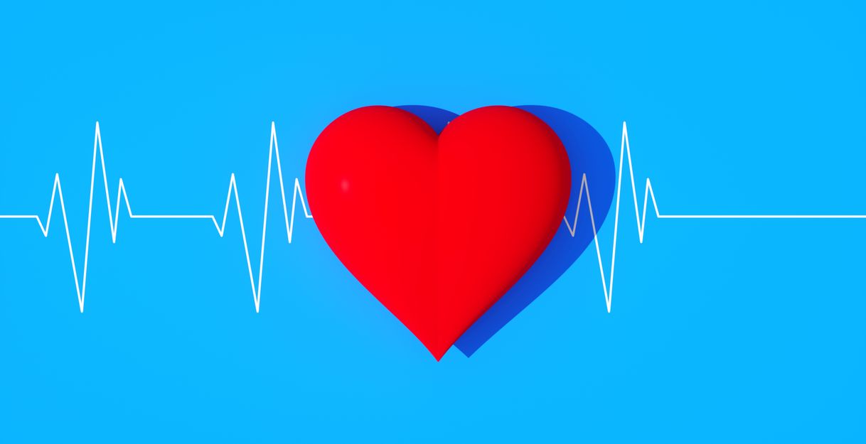 ein rotes Herz auf einem blauen Grund mit einen typischen Herzkurze aus dem EKG