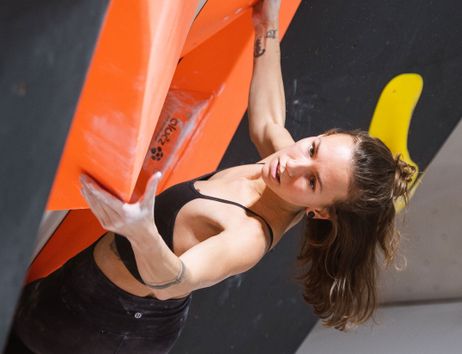 Person die im urban apes St. Pauli bouldert.