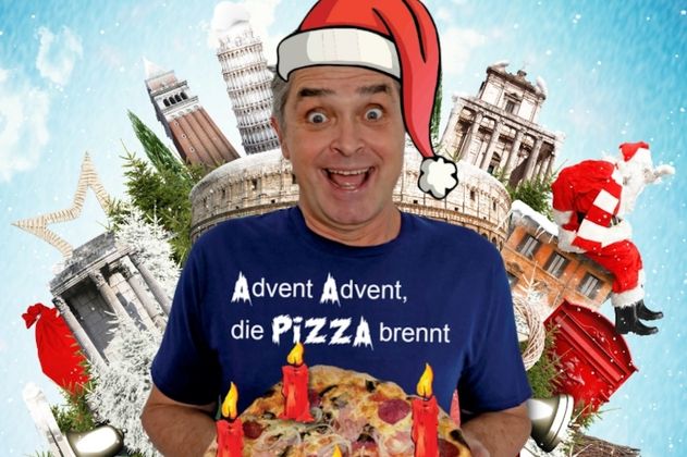 Ein Mann mit Weihnachtsmütze hält eine Pizza mit Kerzen vor einer Collage aus italienischen Wahrzeichen.