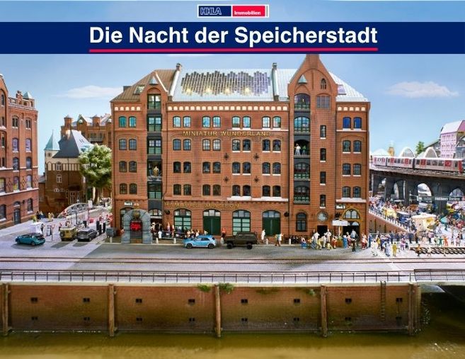 Miniaturmodell eines Gebäudes in der Speicherstadt mit Menschen und Autos davor.