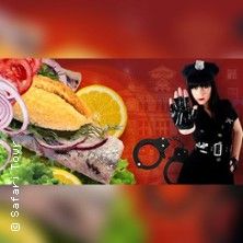 Collage mit Fischbrötchen, Frau in Polizeiuniform und Handschellen vor rotem Hintergrund.
