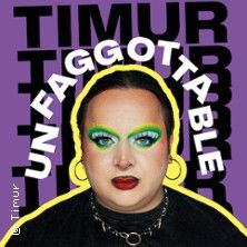 Porträt einer Person mit auffälligem Make-up vor lila Hintergrund mit Text 'Timur Unfaggottable'.