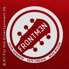 Logo der Band FRONTM3N mit Gitarrensymbol und den Namen Peter Howarth, Pete Lincoln, Mick Wilson auf rotem Hintergrund.