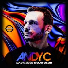 Porträt eines Mannes vor einem bunten, abstrakten Hintergrund mit dem Text 'Andy C 17.04.2026 Mojo Club'.