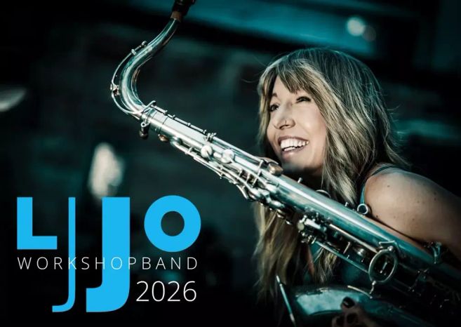 Eine Frau mit einem Saxophon lächelt, während sie das Instrument hält. Der Text 'LJJO Workshopband 2026' ist im Bild zu sehen.
