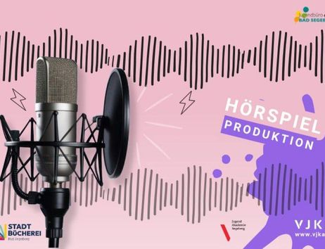 Ein Mikrofon steht im Vordergrund vor einem pinken Hintergrund mit Wellenformen. Es handelt sich um eine Ankündigung für die Produktion von Hörspielen.