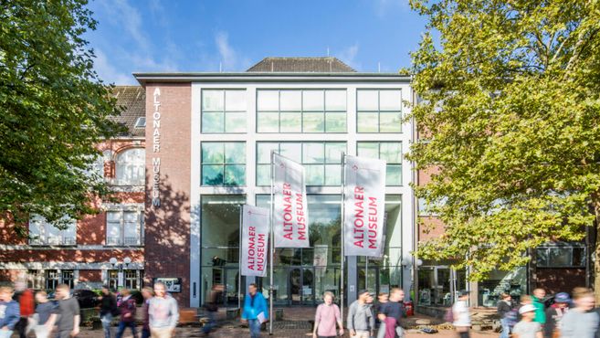 Außenansicht des Altonaer Museums mit vorbeigehenden Menschen.