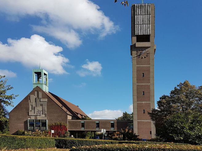 Die Christus-Kirche in Wandsbek mit ihrem markanten Turm und blauen Himmel im Hintergrund.