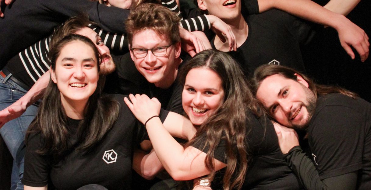 Eine junge, fröhliche, energetische Improtheatergruppe 