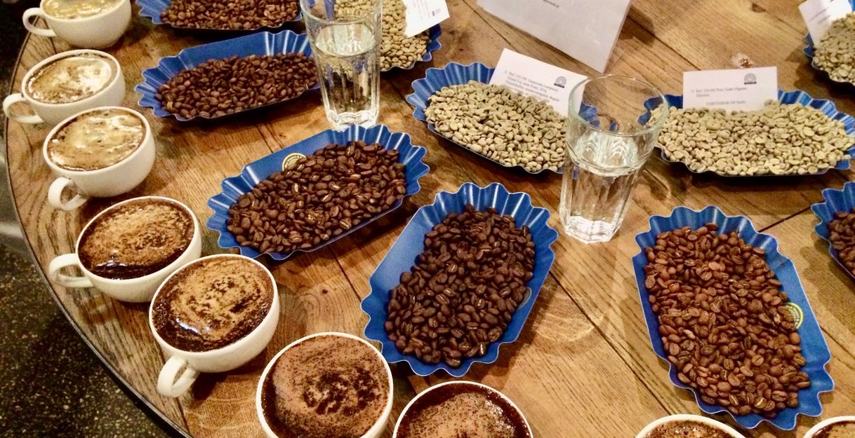 Grüne Rohkaffeemuster, Röstkaffee und aufgebrühter Kaffee in Tassen zum Verkosten