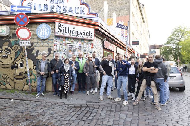 Gruppe von Menschen vor der Bar 'Zum Silbersack' in Hamburg.