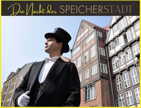 Ein Mann im Frack und Zylinder steht vor historischen Gebäuden in der Speicherstadt.