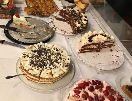 Buffet mit Torten und Kuchen