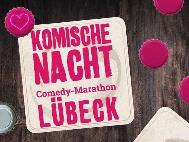 Bierdeckel mit der Aufschrift 'Komische Nacht Comedy-Marathon Lübeck' auf Holztisch mit Flaschendeckeln.