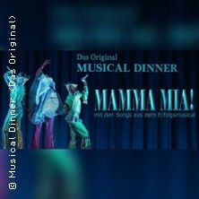 Tänzer in bunten Kostümen auf einer Bühne mit dem Schriftzug 'Musical Dinner Mamma Mia!'