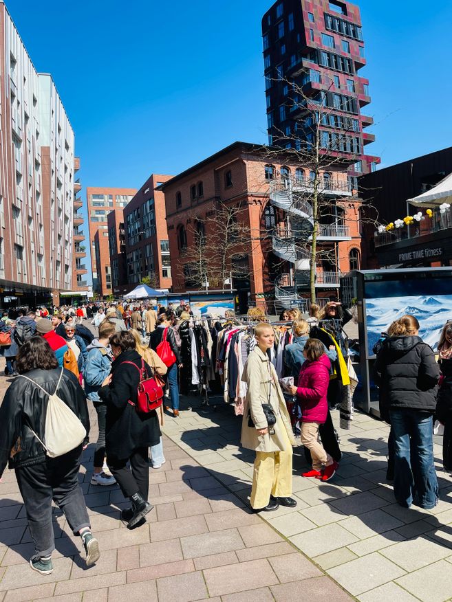 Der schönste Flohmarkt in Hamburg ist in der HafenCity unser Langschläfer Flohmarkt an vier letzten Samstagen im Jahr 2026 April, Mai, Juni und September
