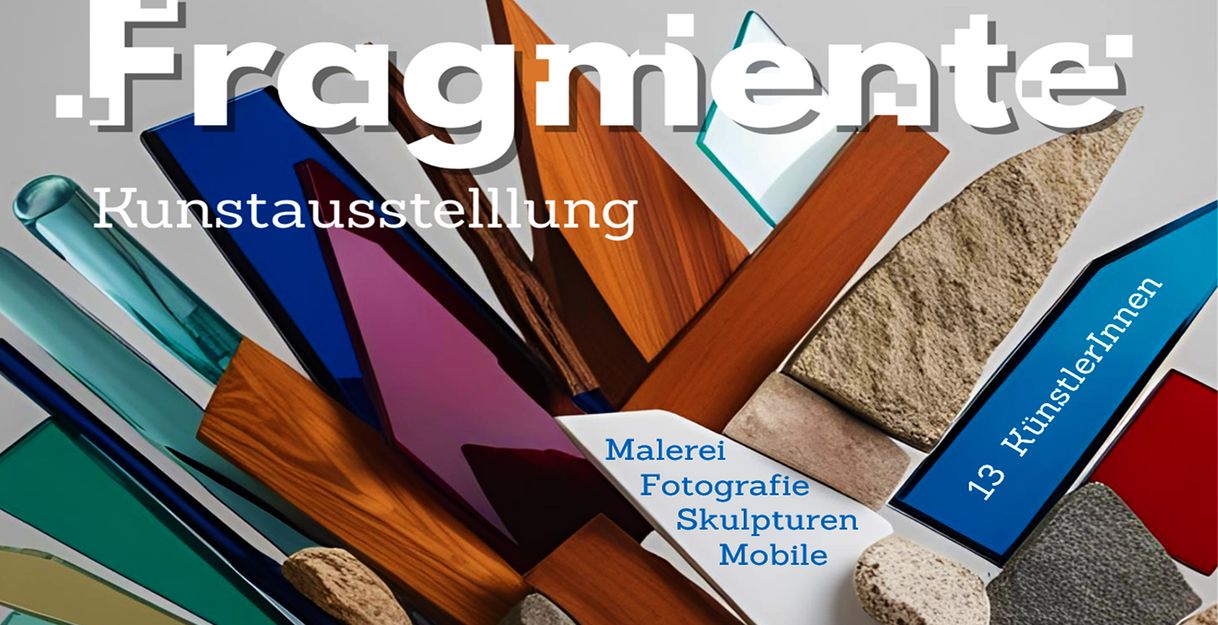 Fragmente aus Glas, Gestein und Holz, die fächerartig auseinanderstreben. Kunstausstellung mit 13 KünstlerInnen