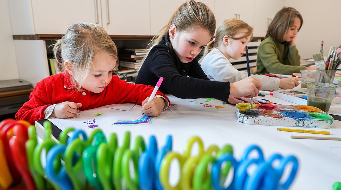 Vier Kinder malen im Atelier.