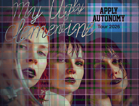 Drei Personen mit dunklem Lippenstift und nassem Haar vor einem karierten Hintergrund. Text: My Ugly Clementine - Apply Autonomy Tour 2026.
