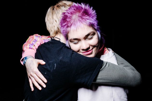 Two people who hug each other.