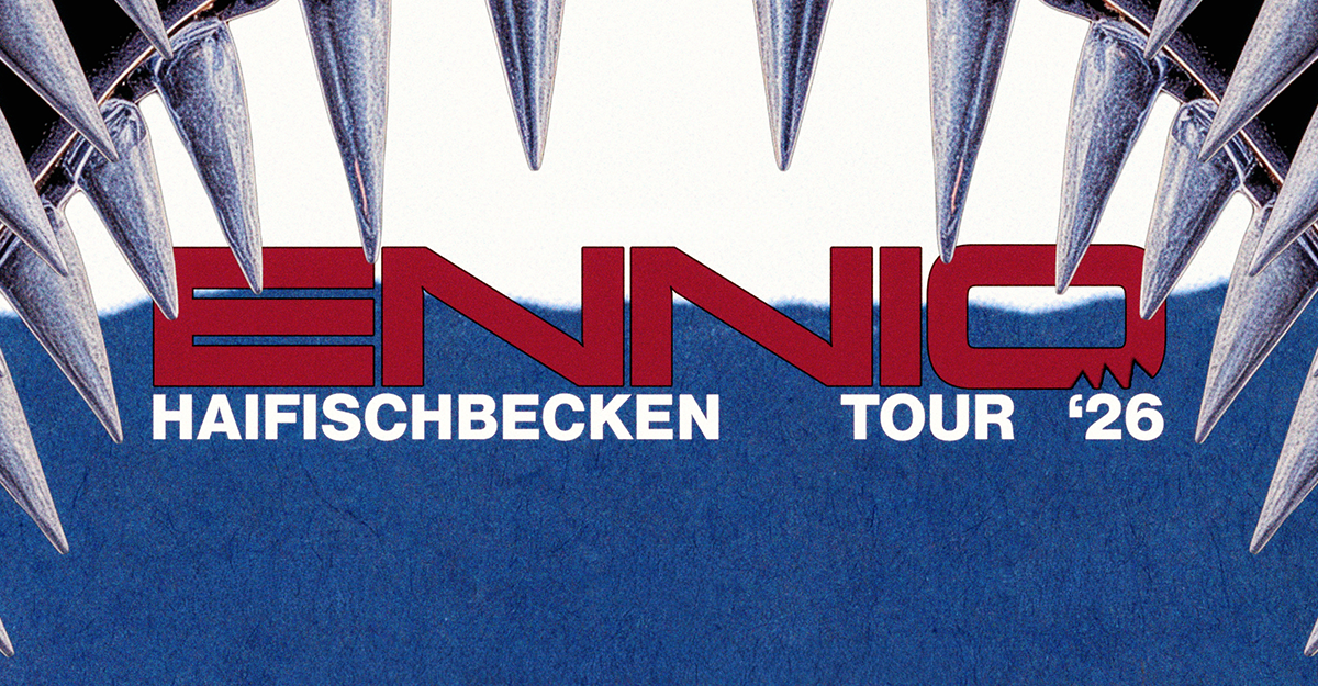 Plakat für die ENNIO Haifischbecken Tour 2026 mit Haifischzähnen und blauem Hintergrund.