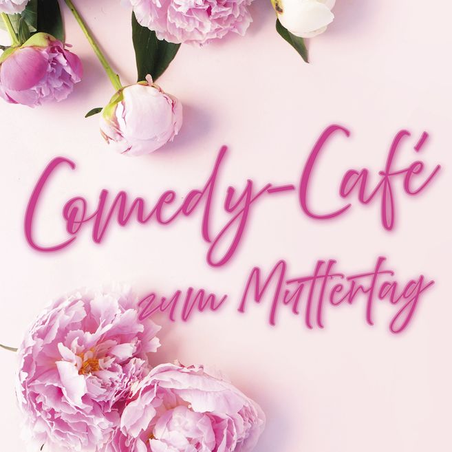 Rosa Pfingstrosen und der Schriftzug 'Comedy-Café zum Muttertag' auf rosa Hintergrund.