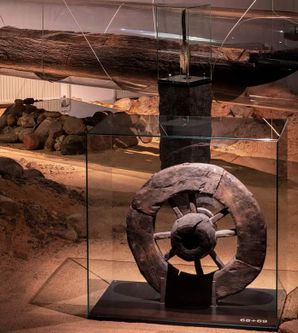 Archäologische Ausstellung, Wagenrad und Einbaum