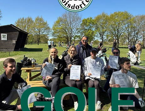Eine Gruppe von Menschen hält Zertifikate auf einem Golfplatz des Golf-Clubs Hoisdorf.