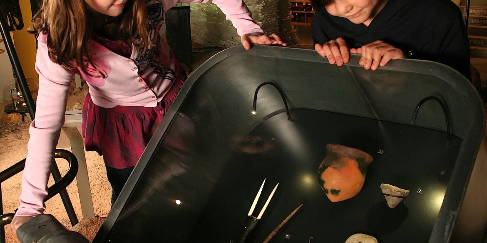 Kinder auf Spurensuche in der Ausstellung, © Archäologisches Museum Hamburg