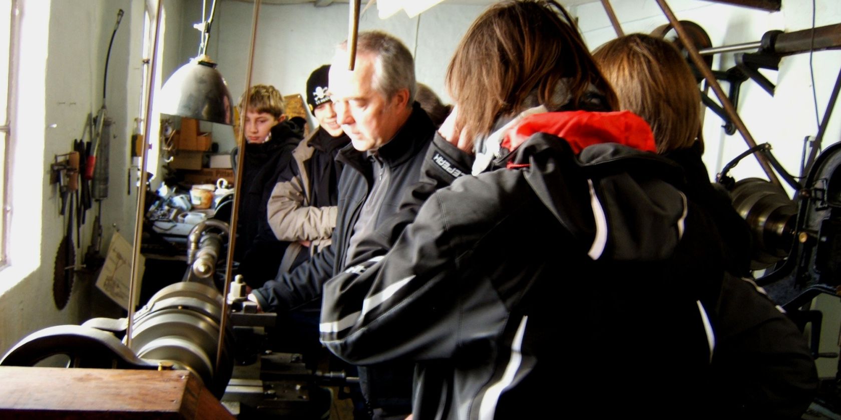 Besucher in der historischen Betriebsschlosserei der ehemaligen Drahtstifte-Fabrik, 2011, © Stadtteilarchiv Ottensen