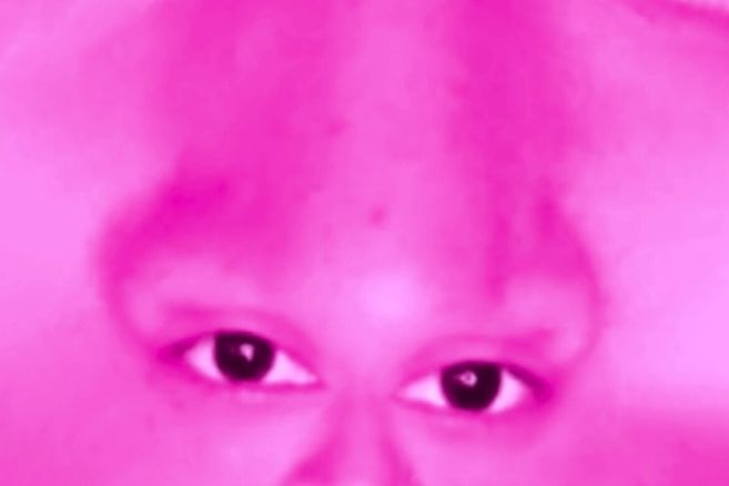 Nahaufnahme von Augen in einem pinken Farbfilter.
