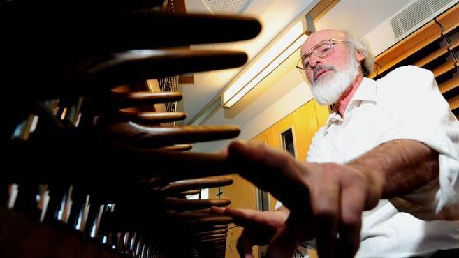 Glockenspieler Karel Keldermans am Spieltisch eines Carillons. 