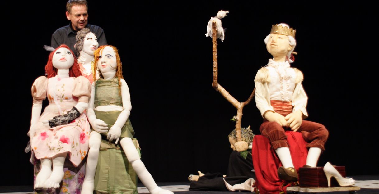 Matthias Kuchta mit seinen lebensgroßen Figuren